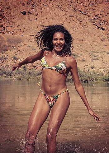 Denny Mendez, in bikini nel Grand Canyon