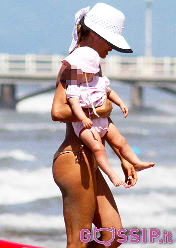 Michelle Hunziker, in spiaggia al Forte con Sole