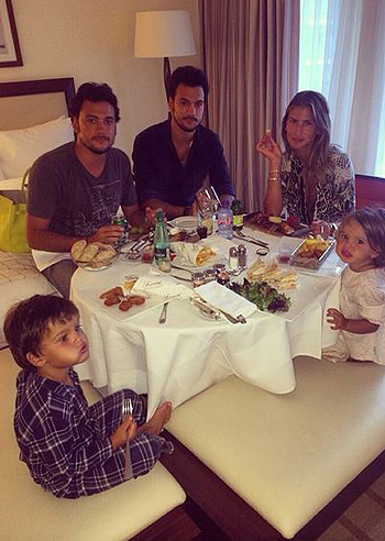 Claudia Galanti, con i fratelli a Monaco