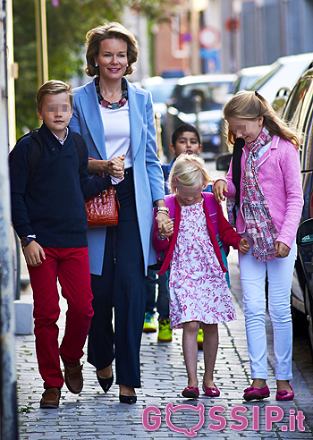 Mathilde del Belgio porta a scuola i piccoli