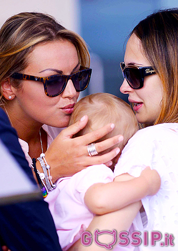 Francesca Pascale, una pizza con Noemi Letizia incinta