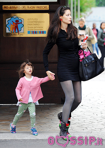 Marica Pellegrinelli accompagna a scuola Raffaella Maria Marica Pellegrinelli accompagna a scuola Raffaella Maria
