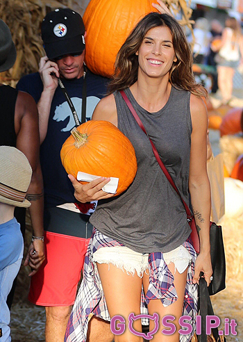 Elisabetta Canalis compra la zucca per Halloween
