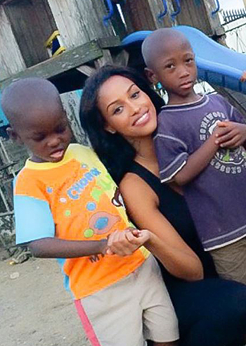 Fanny Neguesha in Camerun tra gli orfani