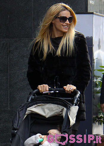 Michelle Hunziker felice a spasso con Sole