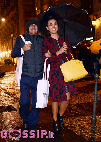 Caterina Balivo, bon ton con Brera sotto la pioggia