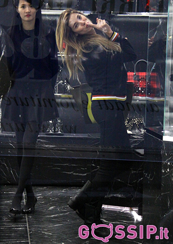 Aida Yespica, shopping a Milano senza Roger Jenkins