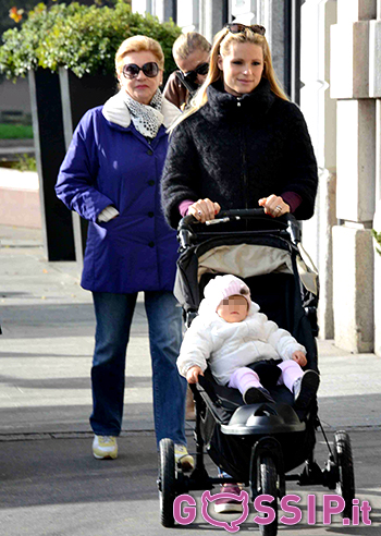 Michelle Hunziker a spasso con Ineke e Sole a Milano