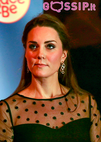 Kate Middleton a un evento di beneficenza, il pancino cresce sempre più