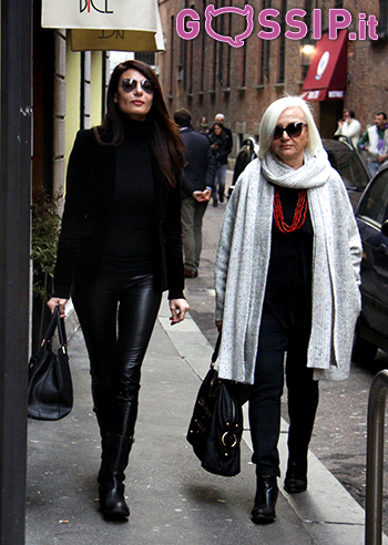 Ilaria D'Amico, passeggiata con mamma e poi a pranzo a Milano