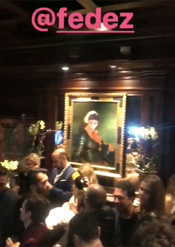 Fedez bacia il pancino della Ferragni: video Fedez bacia il pancino della Ferragni: video