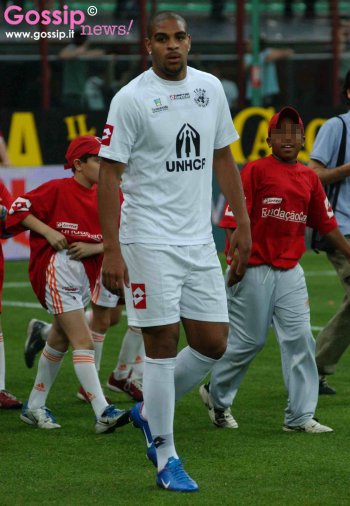 Adriano aspetta Danielle in riva al lago