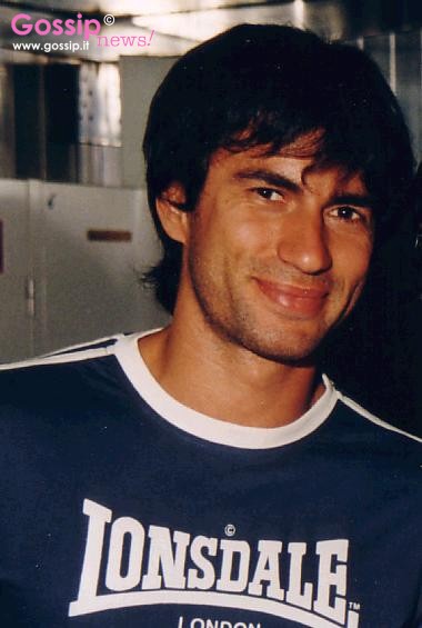 Kledi si da' alle fans, ma sogna la Bellucci