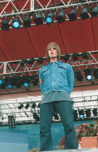 Riecco il vecchio Liam: sporco e ubriaco fradicio