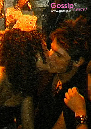 Serata calda per Aldo Montano: bacia una mora in discoteca!