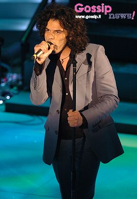 Tra silenzi e applausi, L'Italia vota Renga