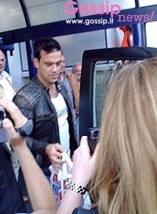 Le follie di Robbie: un lupo in casa e un tatuaggio sbagliato