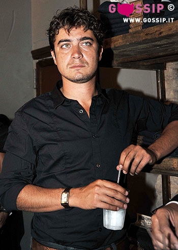 Riccardo Scamarcio inaugura il Levi's Store più grande del mondo a Roma -  Foto e Gossip
