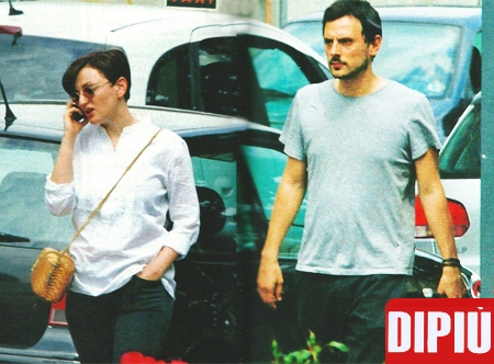 Arisa paparazzata con il fidanzato Lorenzo per le vie di Milano - Foto e Gossip