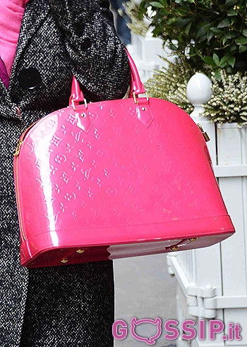Louis Vuitton fucsia fluo per Marcella Bella - Foto e Gossip