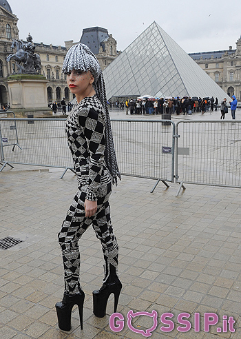 Lady Gaga davanti al Louvre di Parigi - Foto e Gossip
