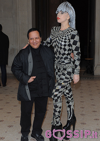 Lady Gaga posa con lo stilista Azzedine Alaia a Parigi - Foto e Gossip