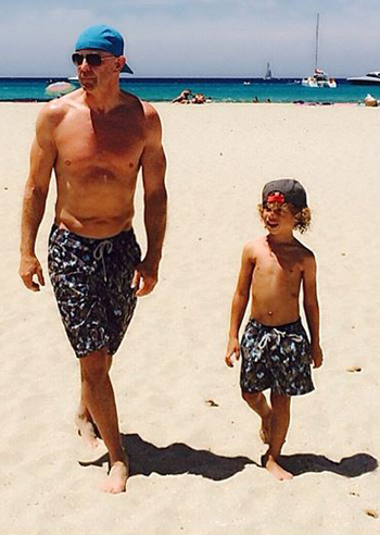 Roger Jenkins con Aaron il figlio di Aida in spiaggia ...