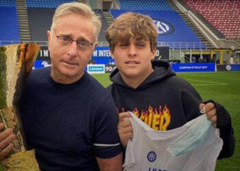 Piccoli Bonolis crescono: Davide, secondogenito di Paolo e Sonia Bruganelli, ha compiuto 18 anni. Foto