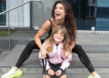 Elisabetta Canalis, la figlia Skyler è già brava come la madre a boxare: guarda