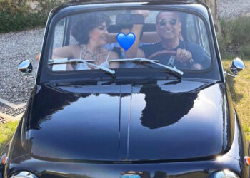 Carlo Conti con moglie e figlio in 500 per il decimo anniversario di matrimonio: foto