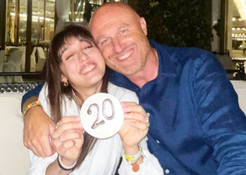 Giulia Stabile festeggia i 20 anni con Sangiovanni e il team di Amici: guarda