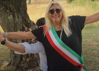 Mara Venier, prove di nozze con Alberto Matano che sposerà il compagno sabato 11 luglio: foto