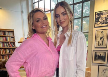 Chiara Ferragni per Sanremo 2023 va a scuola da Simona Ventura: foto