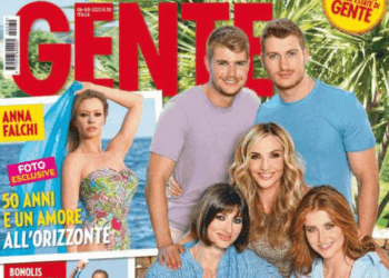 Lorella Cuccarini per la prima volta in copertina con tutti i suoi figli: ''Insieme a loro torno ragazza''