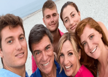 Lorella Cuccarini con tutti e quattro i figli