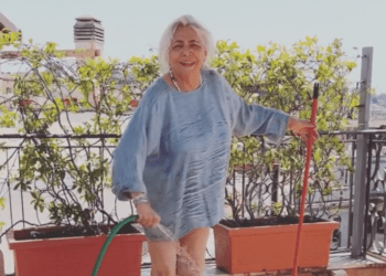 Mara Venier pulisce il terrazzo e si bagna tutta 