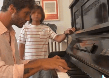 Stefano De Martino e il figlio Santiago star di TikTok: gag insieme sul social