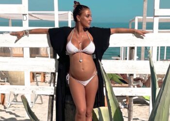Selvaggia Roma incinta scopre il pancione in bikini: foto