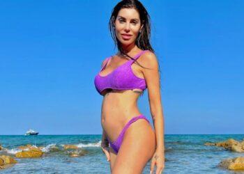 Bianca Atzei incinta: le foto al mare col pancione