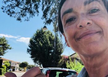 Daria Bignardi fa l'autostop in Sardegna: guarda