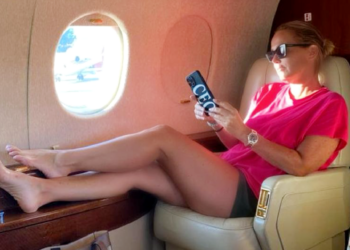 Sonia Bruganelli, nuova foto in aereo privato: ''Prima o poi la smetto''