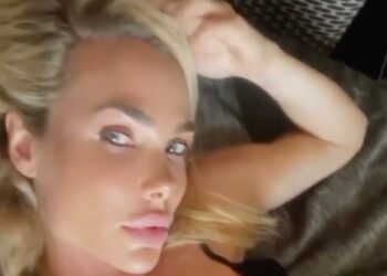 Ilary Blasi torna dall'Africa e si fionda sulla spiaggia di Sabaudia: bikini e aperitivi