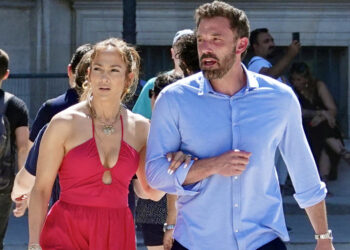 Jennifer Lopez e Ben Affleck sono in luna di miele a Parigi: le foto