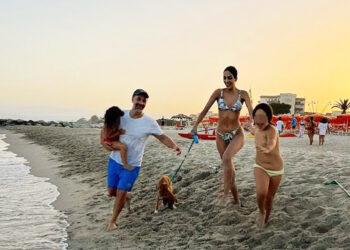 Raoul Bova e Rocìo Munoz Morales in vacanza al mare con le due figlie: foto