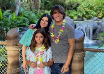 Laura Pausini con marito e figlia a Disneyworld