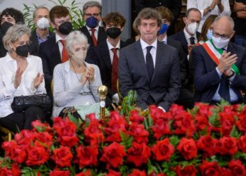 Piero Angela, famiglia commossa alla camera ardente: il figlio Alberto rivela gli ultimi mesi del papà