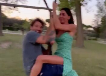 Belen e Stefano insieme tornano bambini