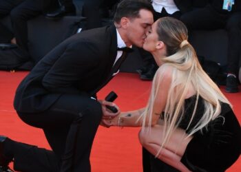 Sophie Codegoni, Alex Basciano le fa la proposta di nozze sul red carpet a Venezia