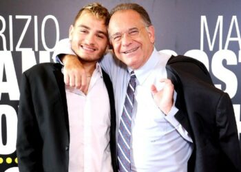 Alessandro Cecchi Paone e il fidanzato Simone, 38 anni meno di lui, felici insieme a Roma: foto