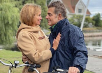 Daniele Bossari si riprende dopo il tumore alla gola: in Svezia con la moglie e la figlia, foto